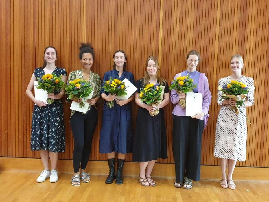 Preisträger*innen (v.l.n.r.) Marie Stoykova, Leonie Adu-Gyamfi, Sophie Maurer, Dr. Hannah Klusmann, Dr. Laura Buchinger, Dr. Viola Lechner